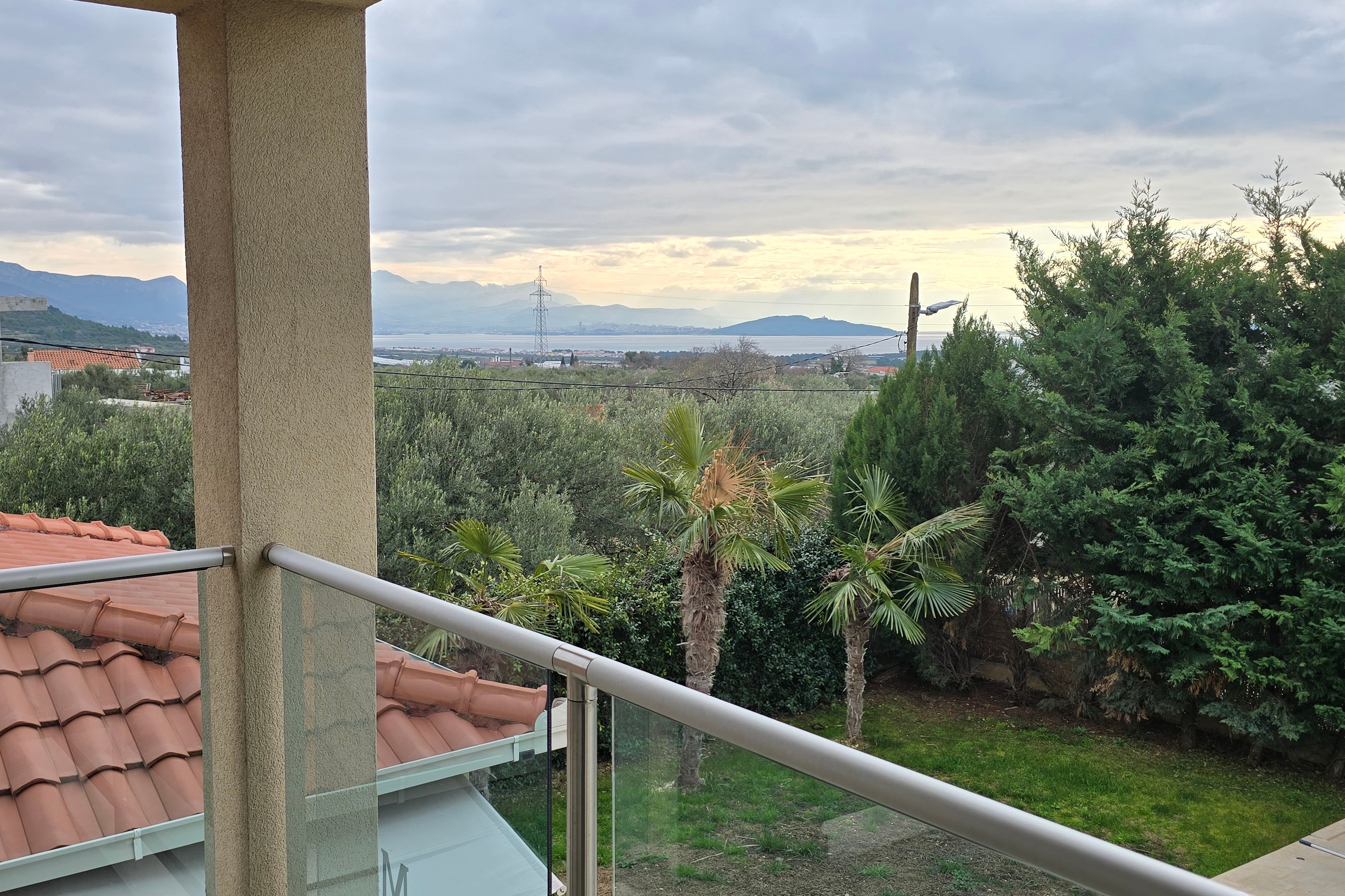 Comfortable and spacious house with terrace and sea view Plano, Trogir  K