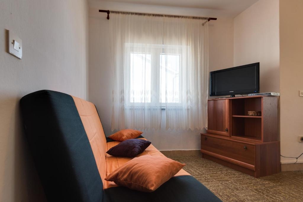 Three bedroom apartment with terrace Grebaštica, Šibenik (A-23940-a)