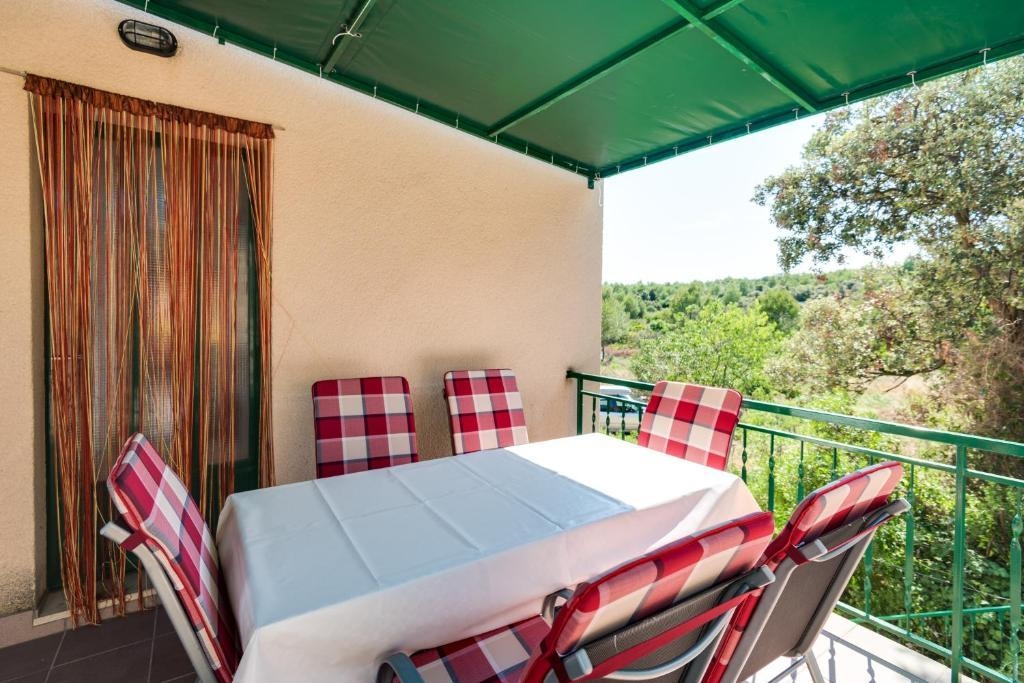 Three bedroom apartment with terrace Grebaštica, Šibenik  A-b