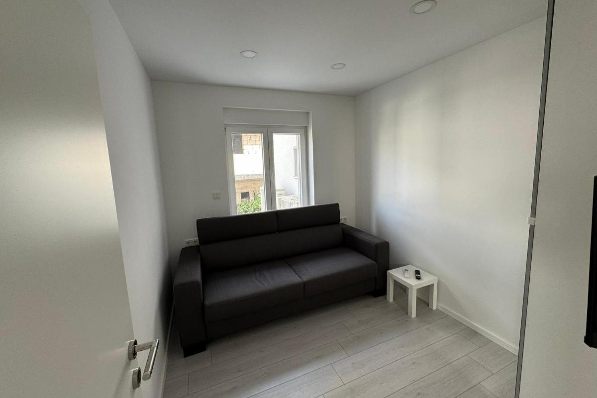 Three bedroom apartment with balcony Trogir  A-a