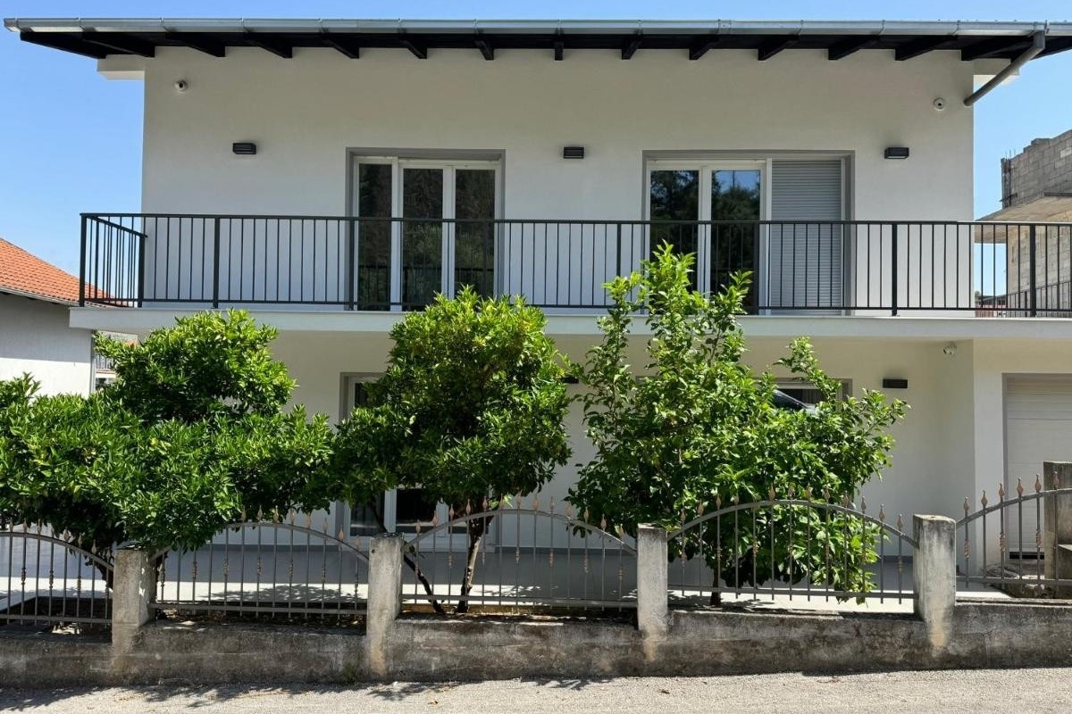 Three bedroom apartment with balcony Trogir (A-23948-a) Three bedroom apartment with balcony Trogir (A-23948-a)