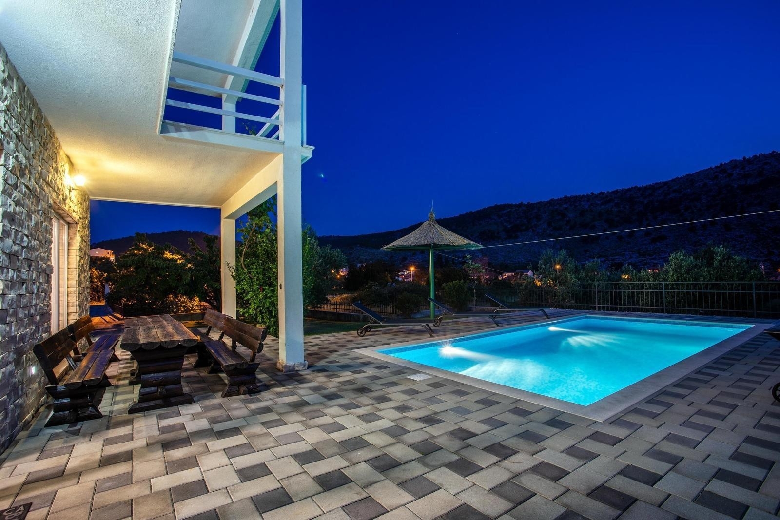 Three bedroom house with terrace Srinjine, Split  K