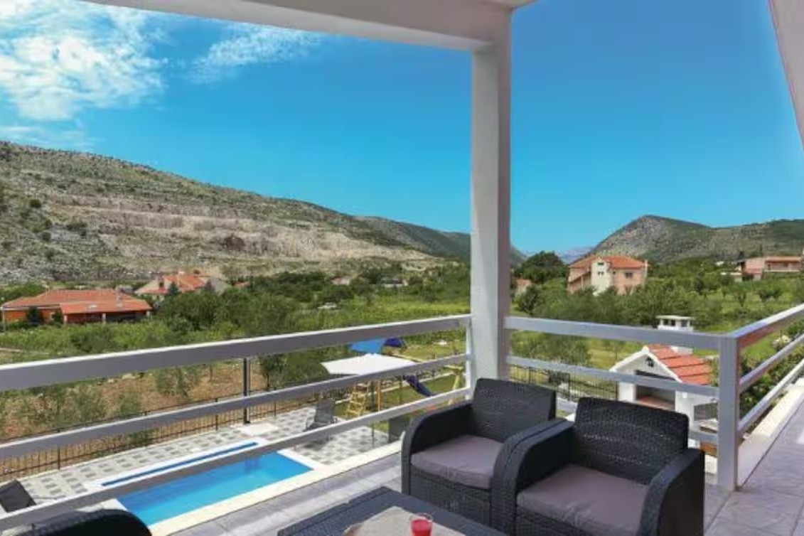 Three bedroom house with terrace Srinjine, Split  K