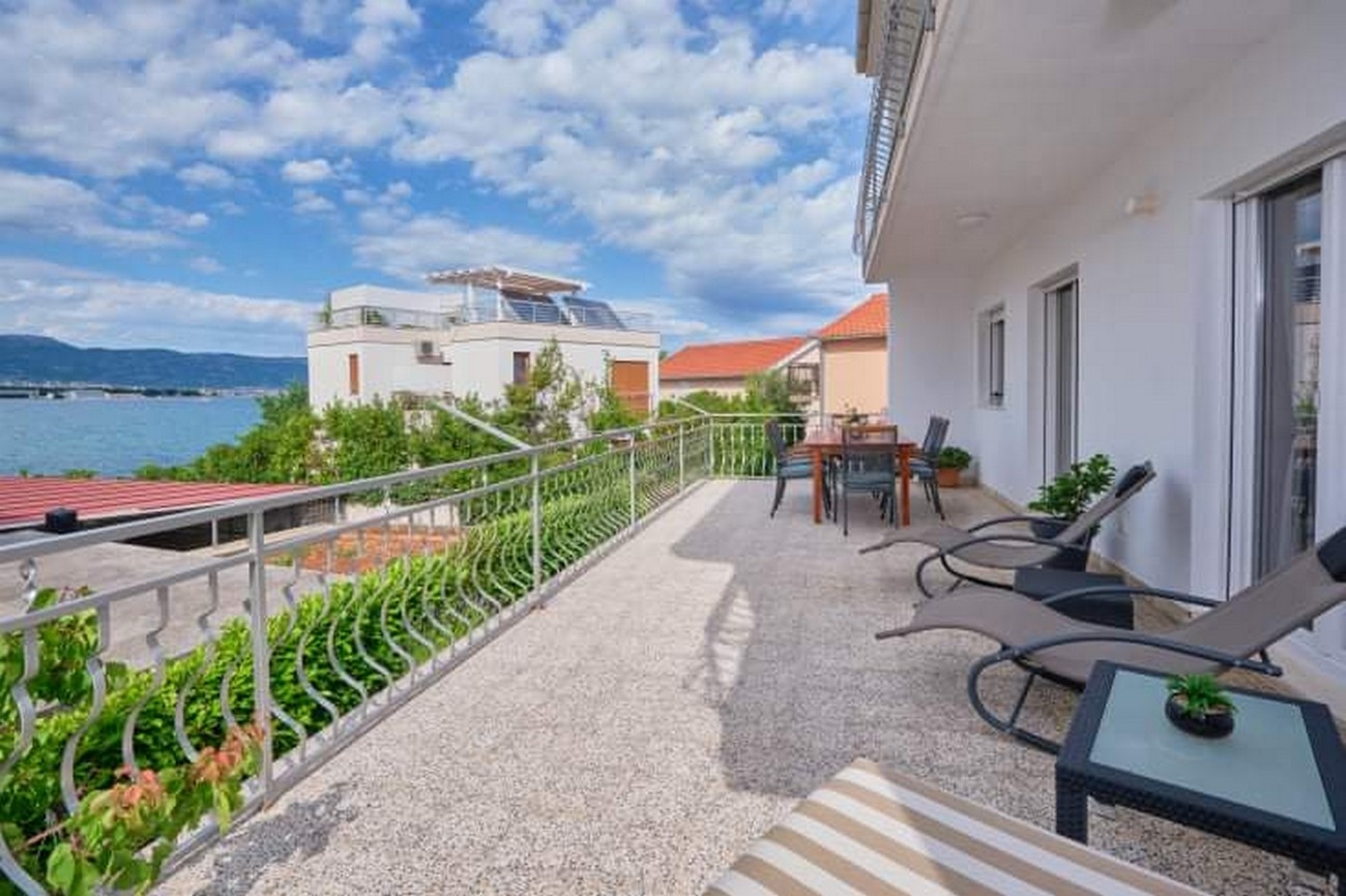 Two bedroom apartment with terrace and sea view Mastrinka, Čiovo  A-a