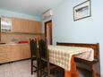 Povile, Dining room in the apartment, air condition available, (pet friendly) and WiFi.