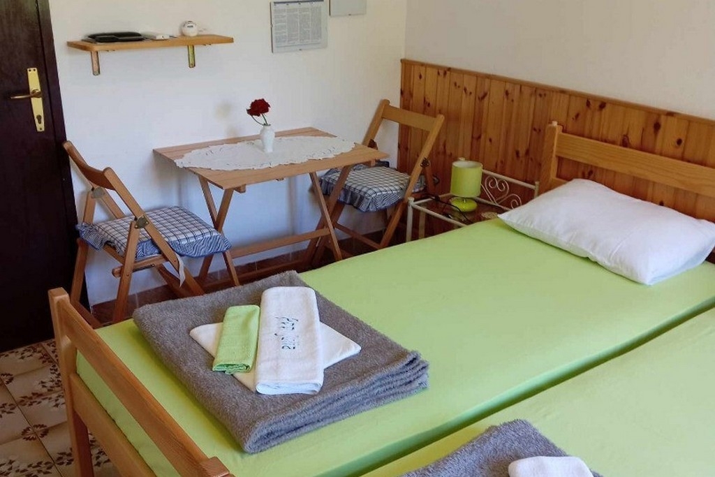 Room near beach Martinšćica, Cres (S-23980-a) Room near beach Martinšćica, Cres (S-23980-a)