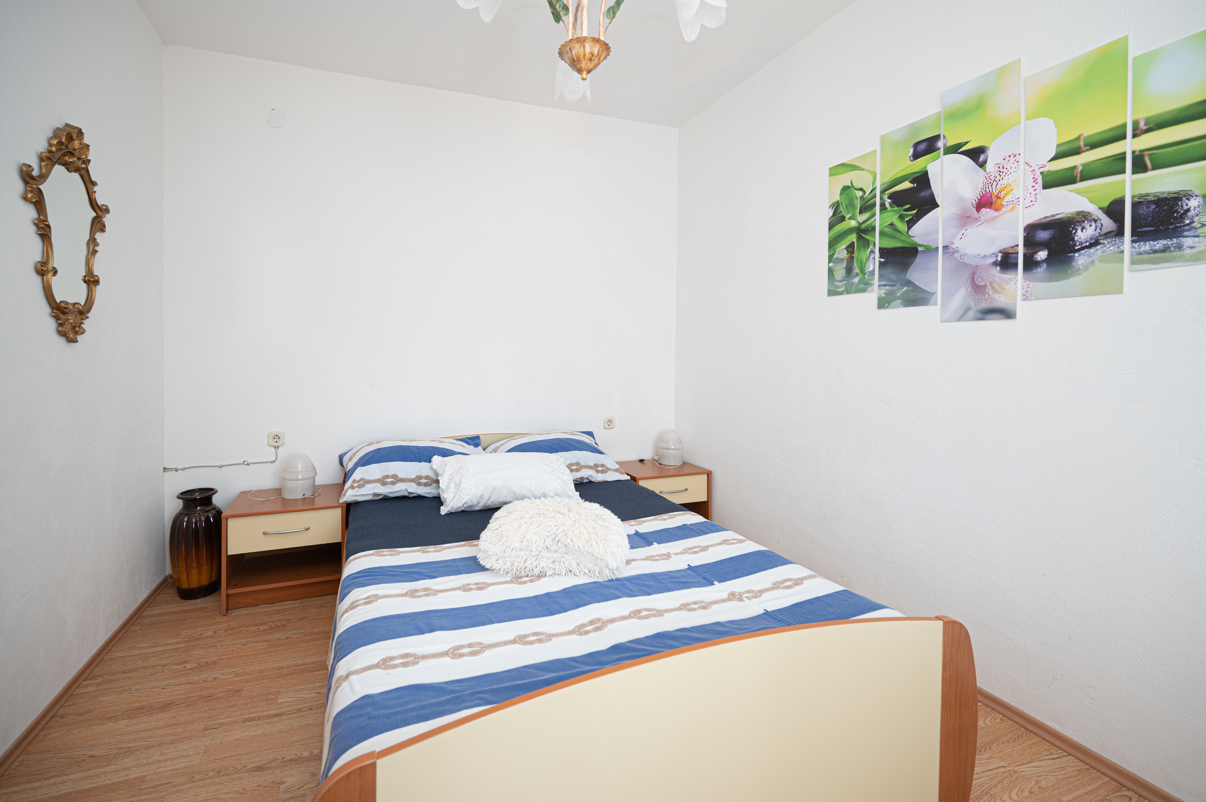 Two bedroom apartment with terrace Gornji Karin, Novigrad  A-a