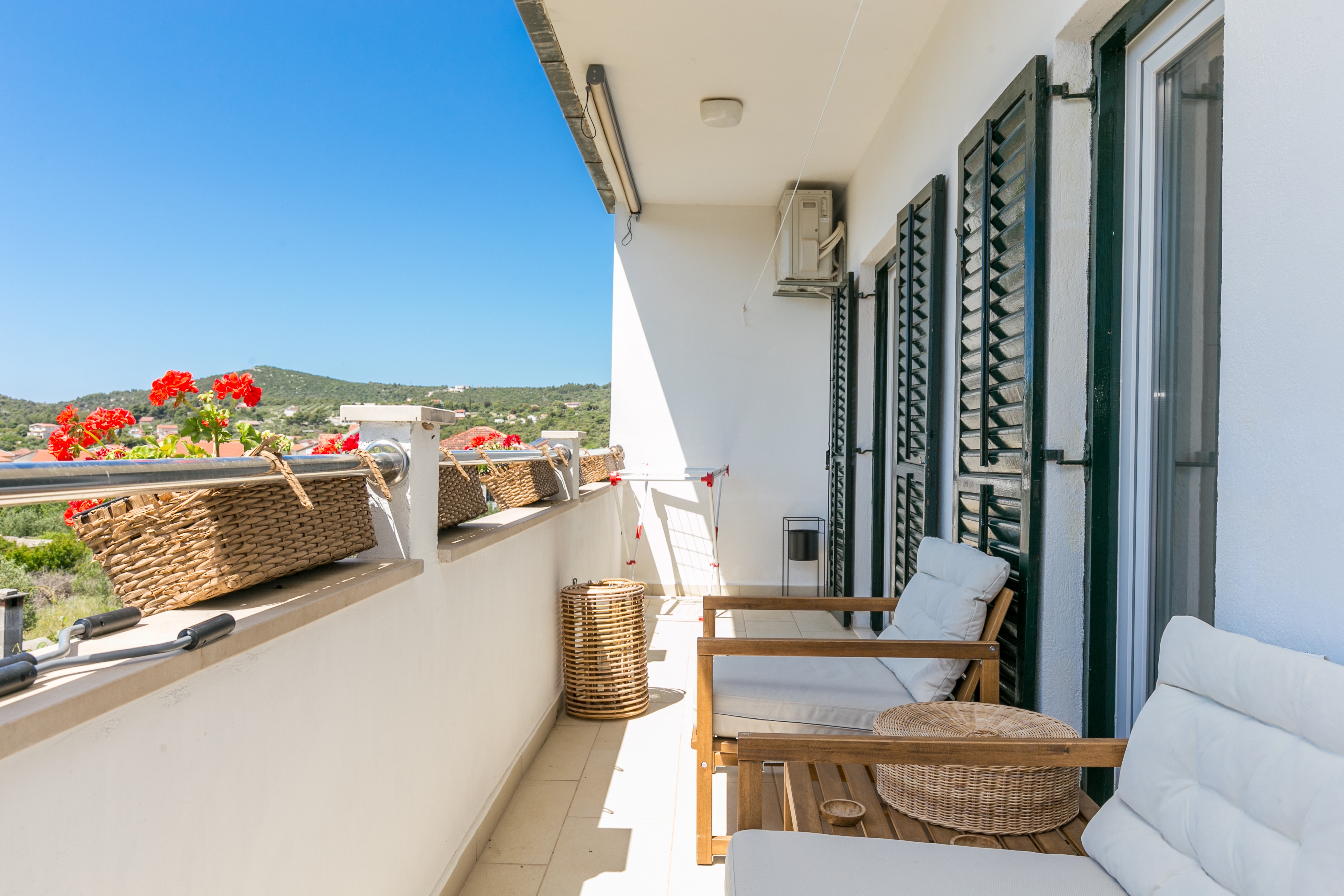 Two bedroom apartment with balcony and sea view Vinišće, Trogir  A-a
