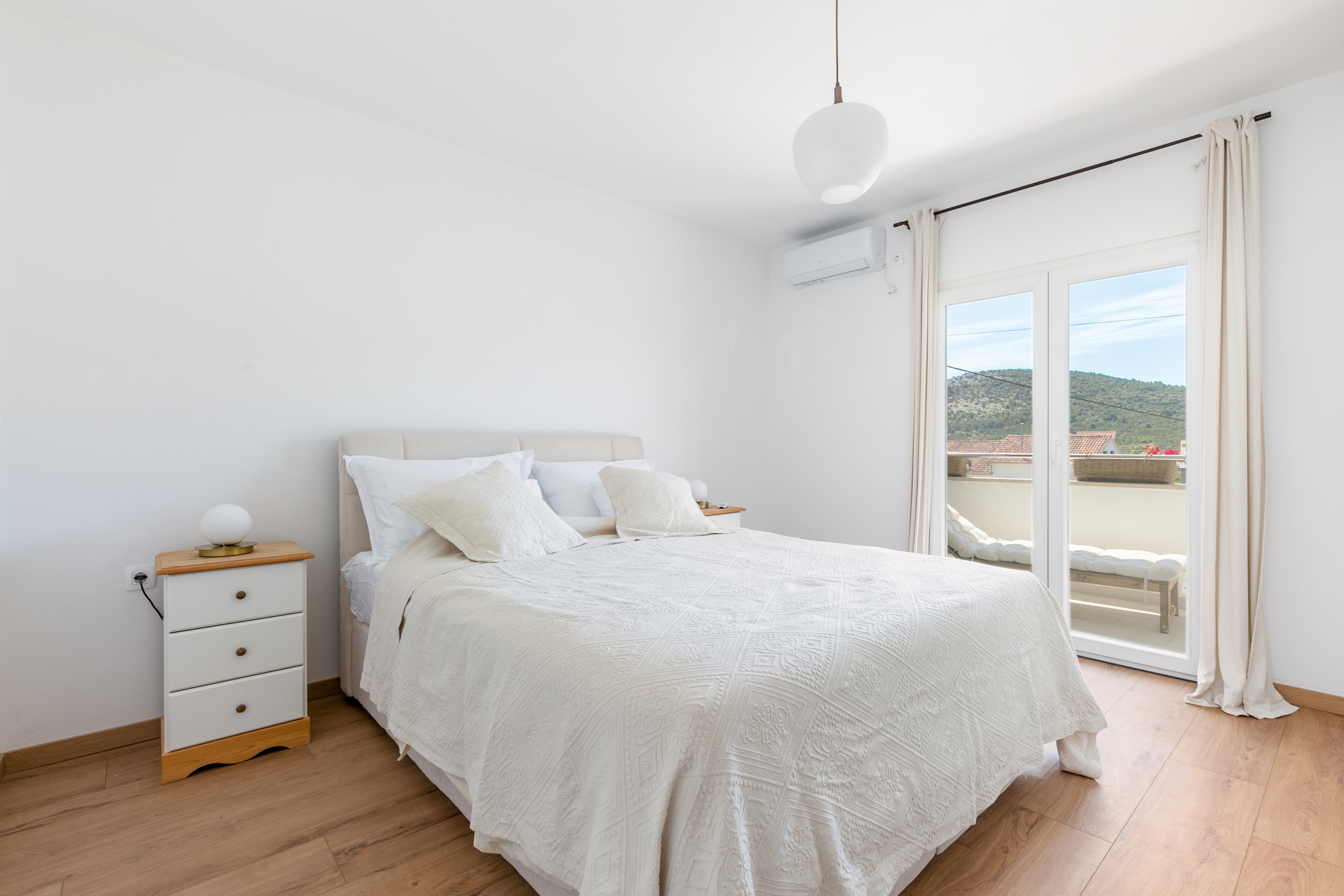 Two bedroom apartment with balcony and sea view Vinišće, Trogir  A-a