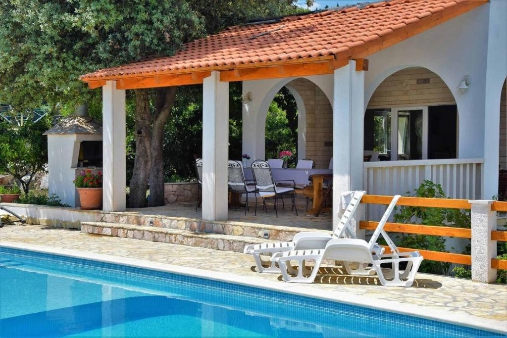 Four-bedroom house with terrace Selca, Brač (K-23995)