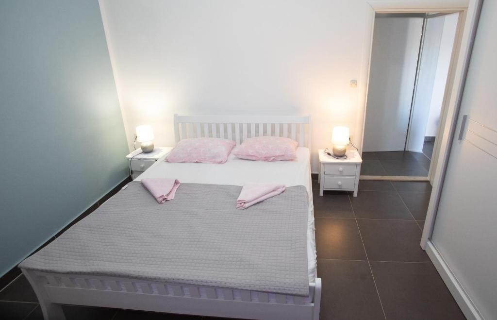Four bedroom house with terrace Selca, Brač  K
