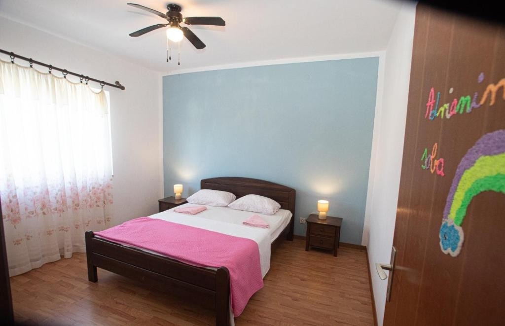 Four bedroom house with terrace Selca, Brač  K
