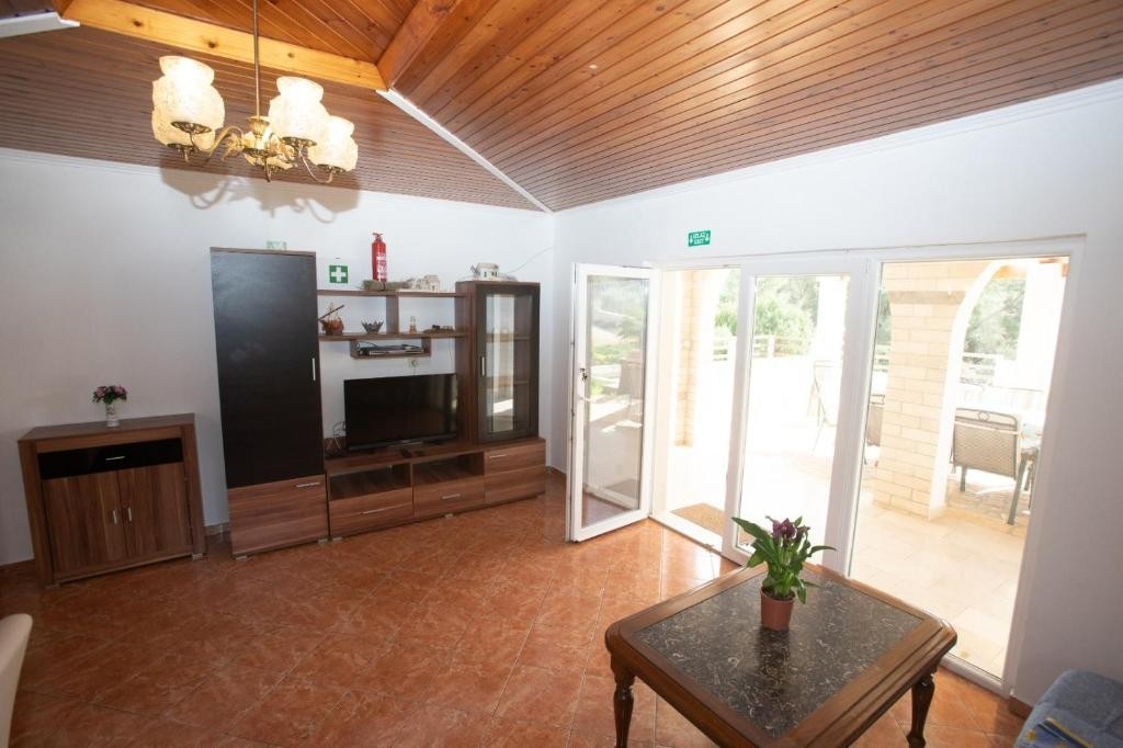 Four-bedroom house with terrace Selca, Brač (K-23995)