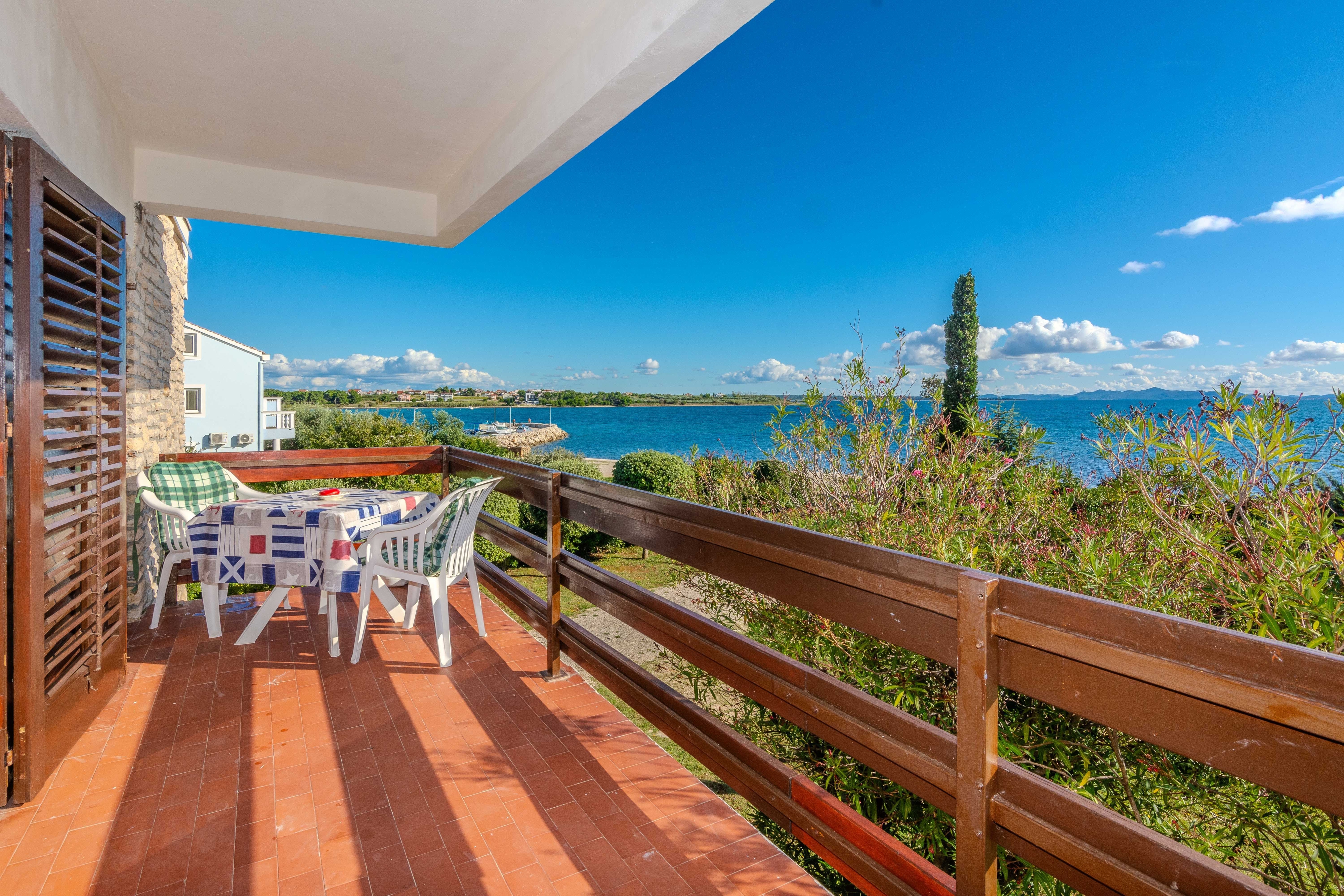 One bedroom apartment near beach Privlaka, Zadar  A-a