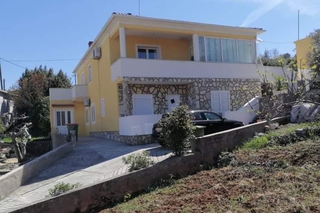 Dvosobni apartma S teraso Kali, Ugljan  A-a