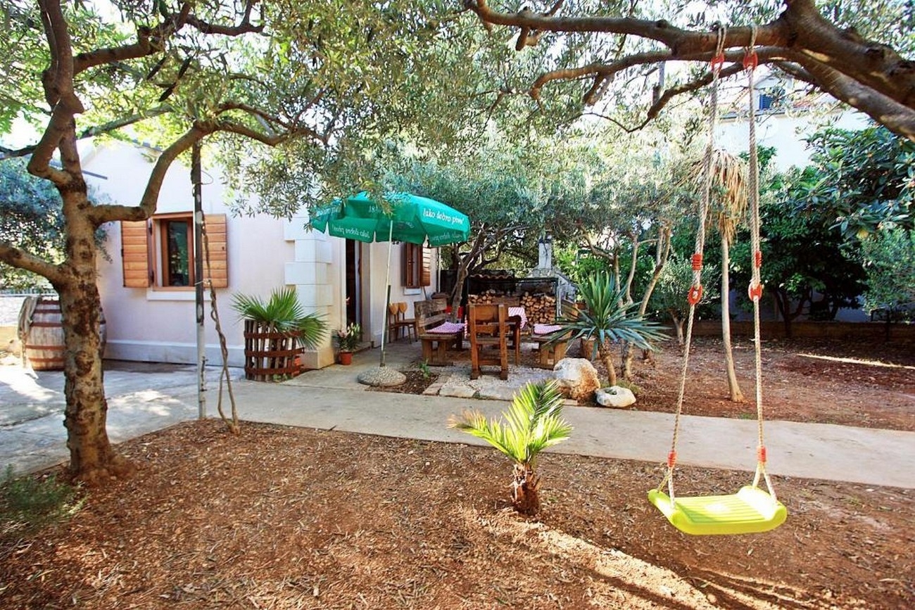 Two bedroom house with terrace Mirca, Brač (K-24033)