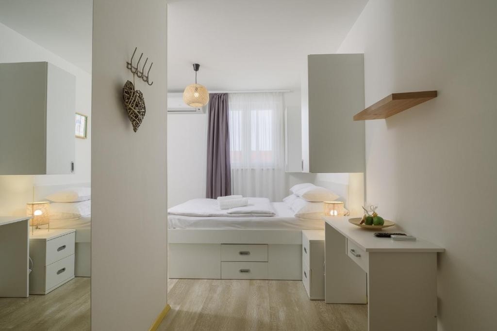 Room with air-conditioning Trogir (S-24051-h) Room with air-conditioning Trogir (S-24051-h)