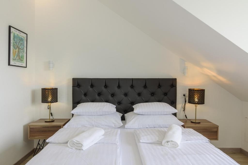 Room with air-conditioning Trogir (S-24051-r) Room with air-conditioning Trogir (S-24051-r)