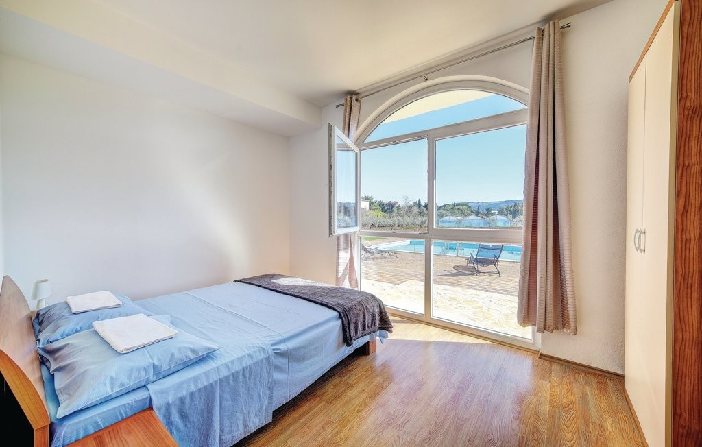 Two bedroom apartment with terrace Plano, Trogir  A-a