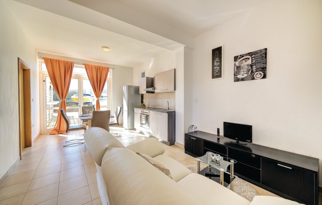 Two bedroom apartment with terrace Plano, Trogir  A-a