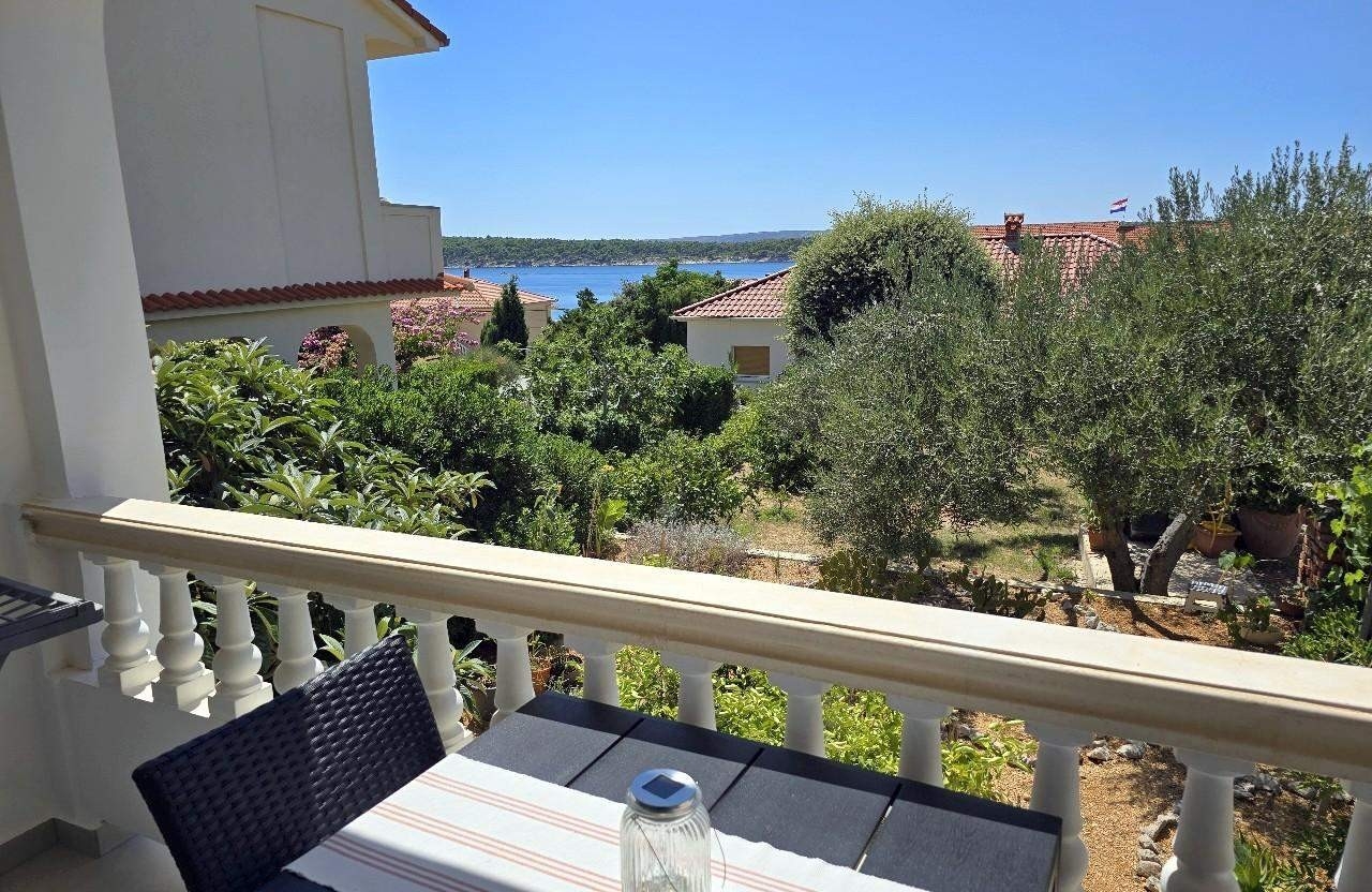 One bedroom apartment with terrace and sea view Barbat, Rab  A-a