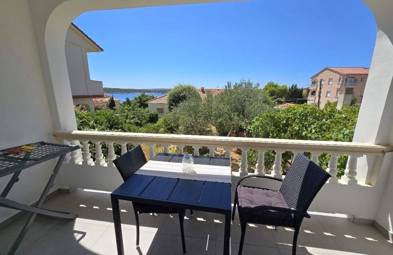 One bedroom apartment with terrace and sea view Barbat, Rab  A-a