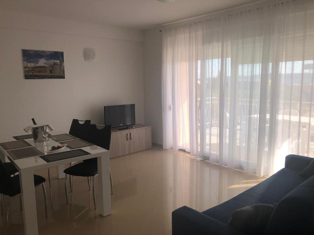 One bedroom apartment with terrace and sea view Zadar (A-24099-a)