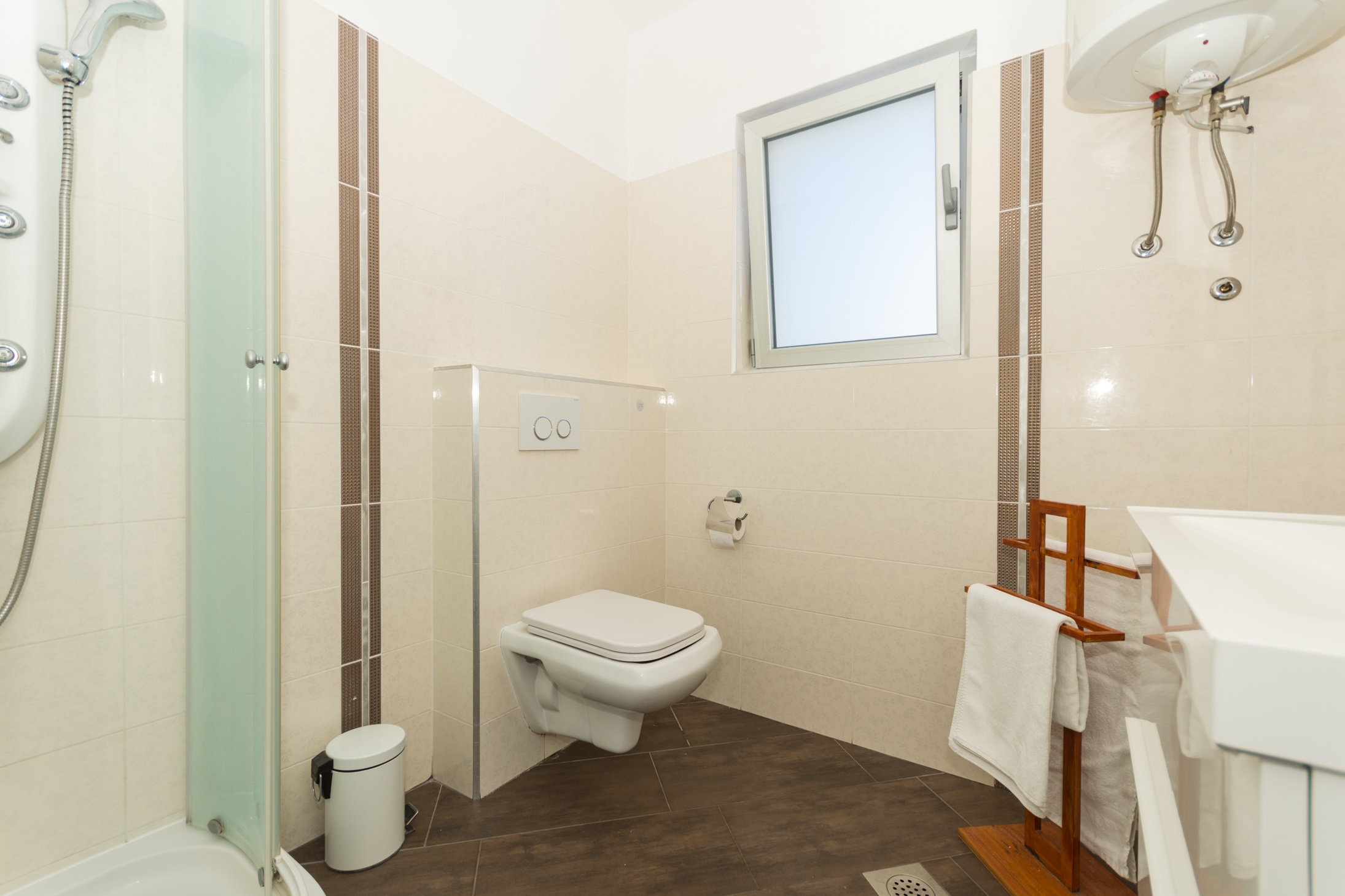 Dvosobni apartman s terasom i pogledom na more Tribunj, Vodice  A-a