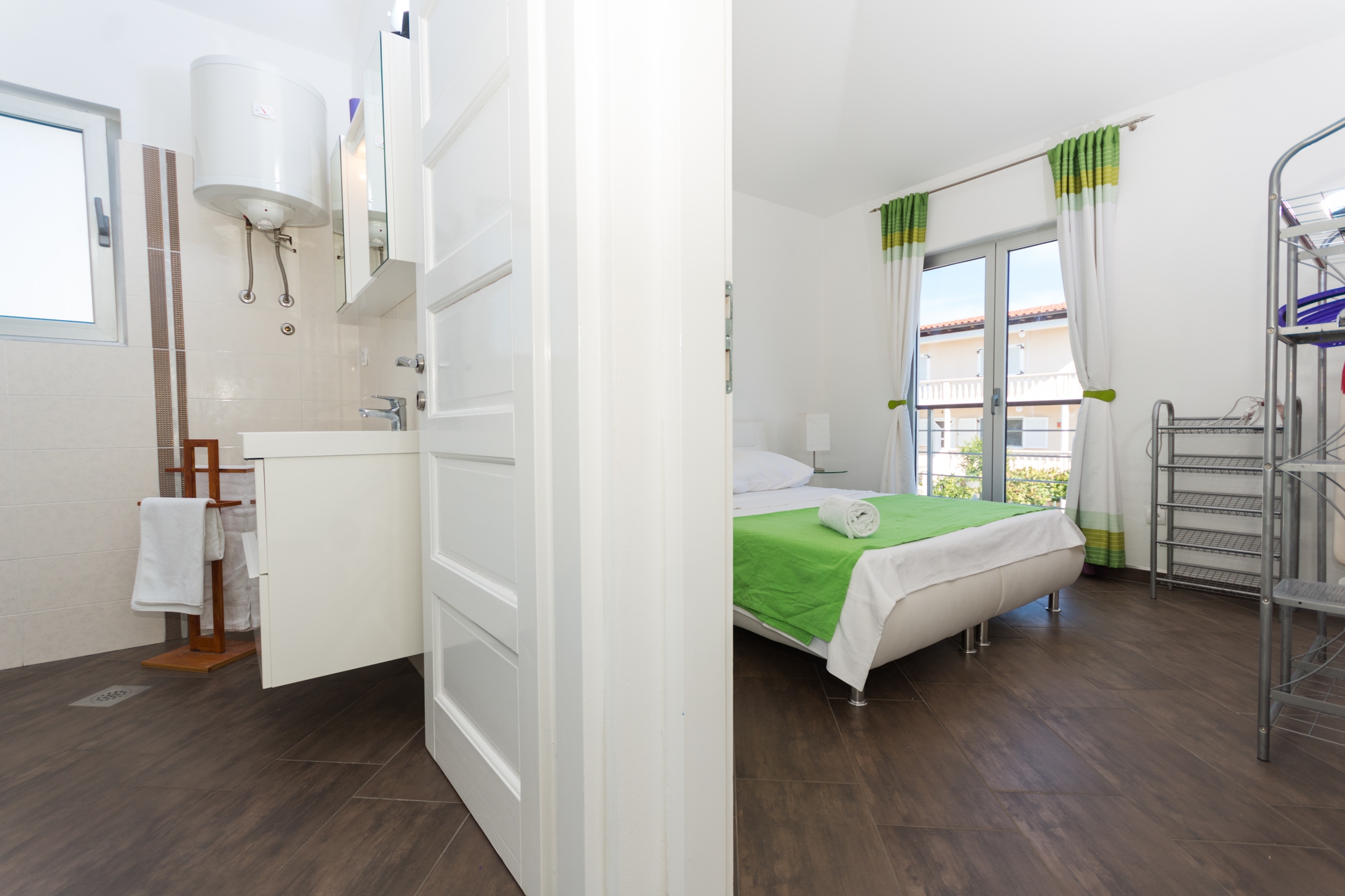 Dvosobni apartman s terasom i pogledom na more Tribunj, Vodice  A-a