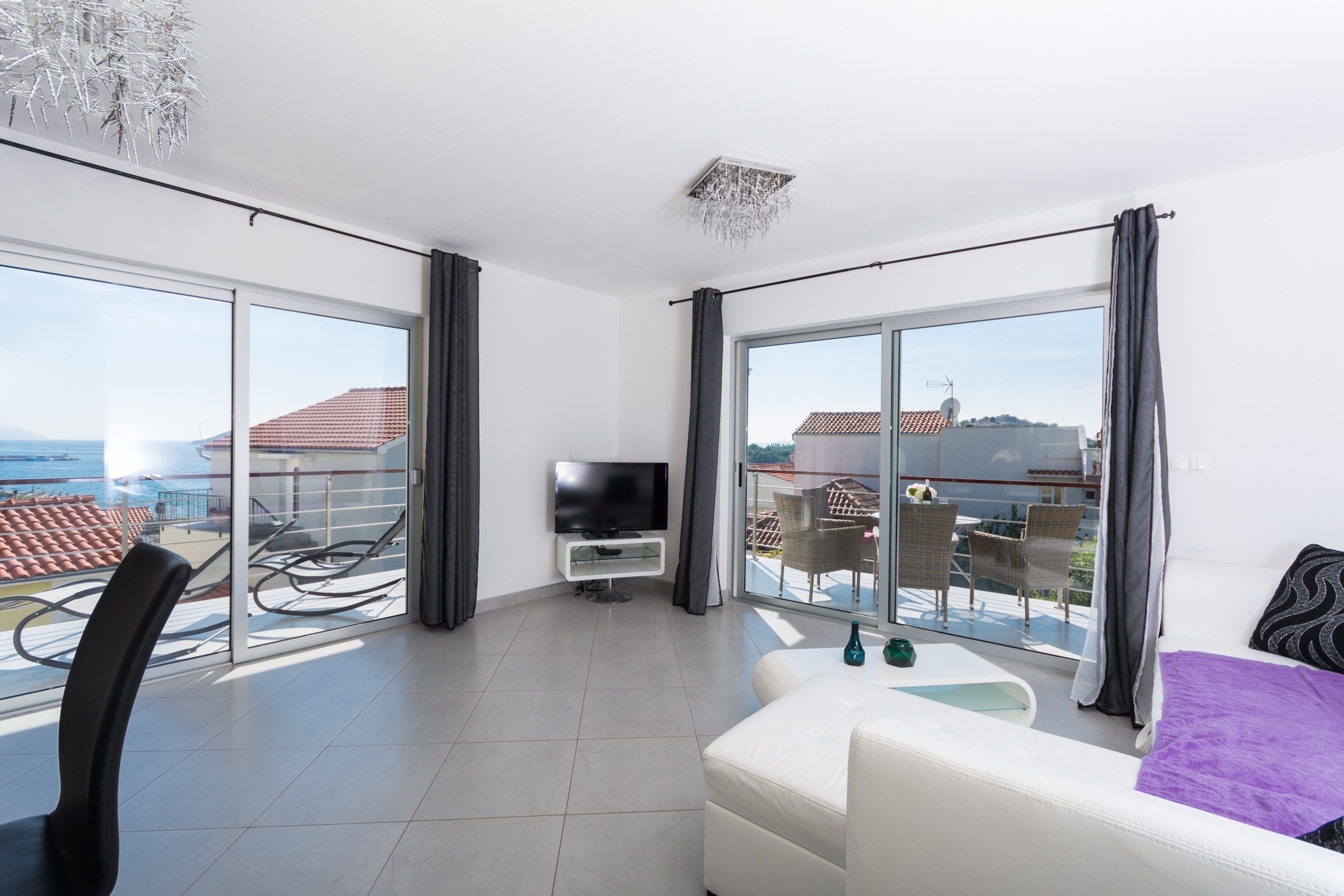 Dvosobni apartman s terasom i pogledom na more Tribunj, Vodice  A-a