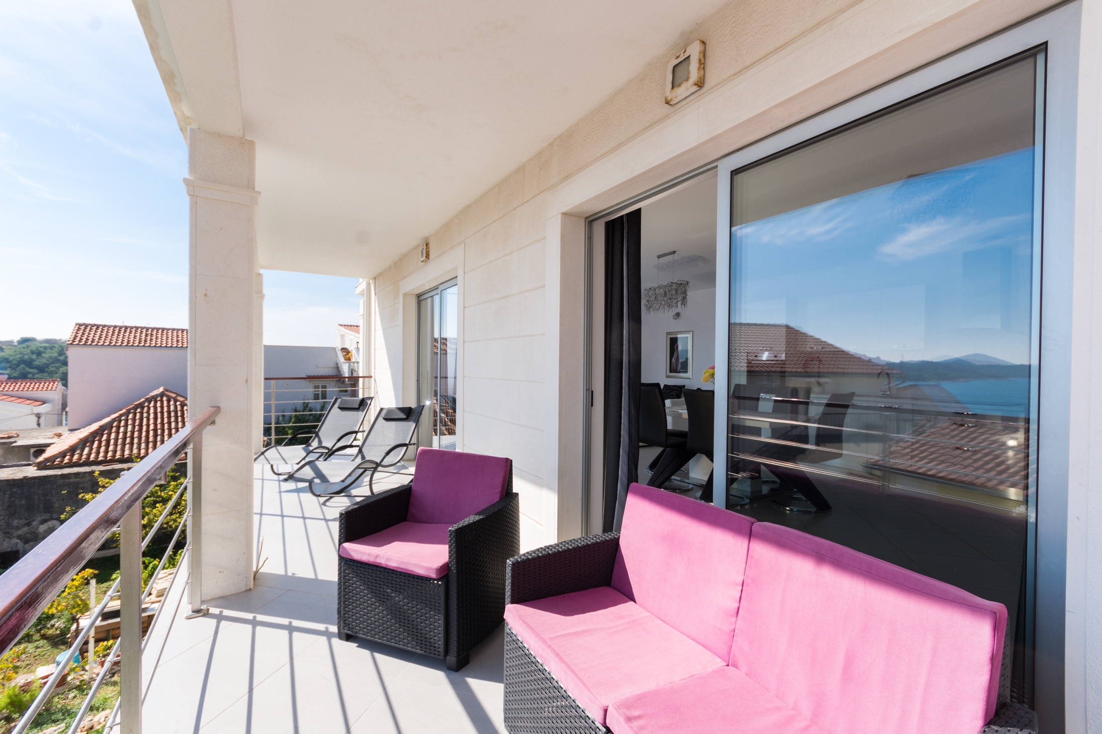 Dvosobni apartman s terasom i pogledom na more Tribunj, Vodice  A-a