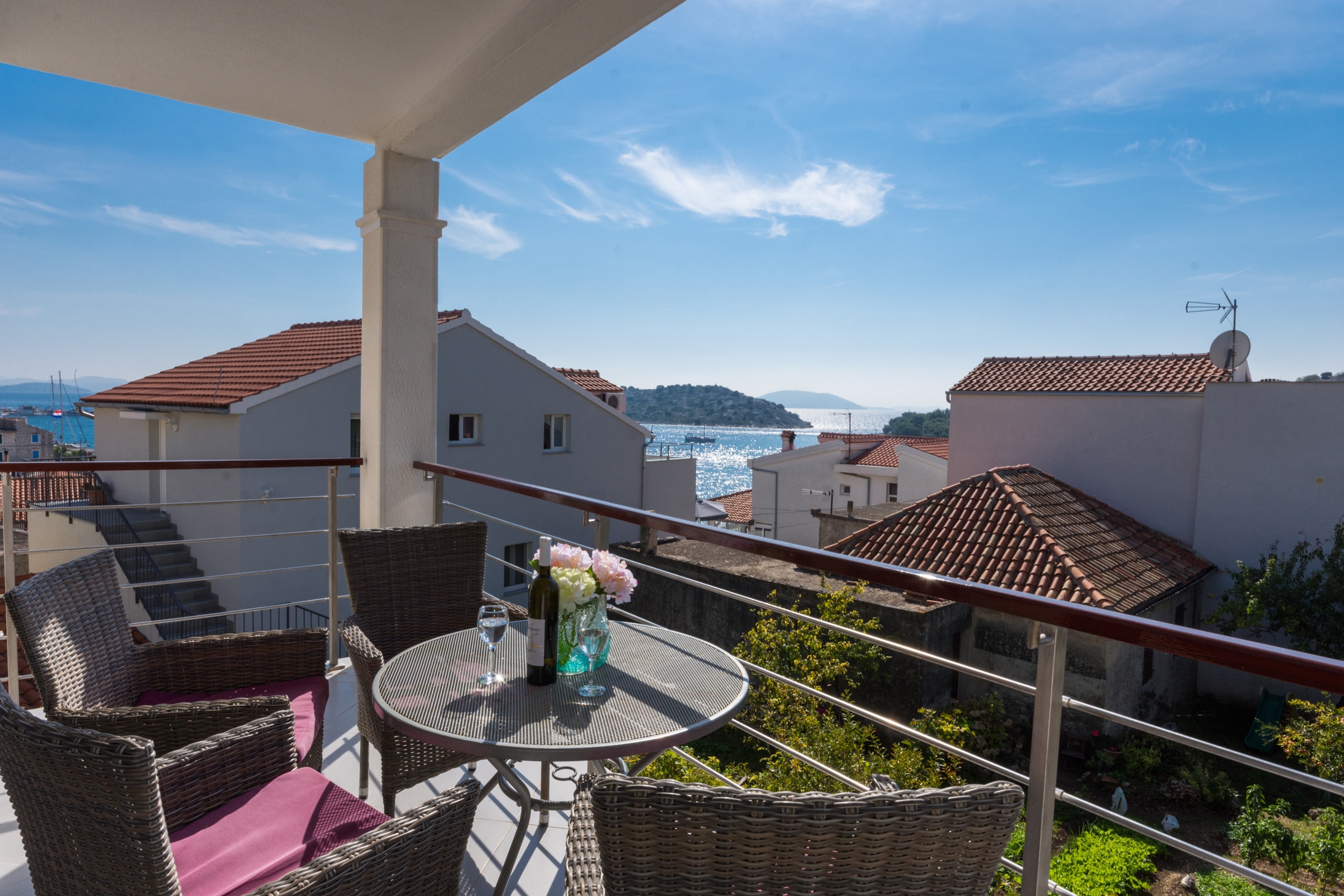 Dvosobni apartman s terasom i pogledom na more Tribunj, Vodice  A-a