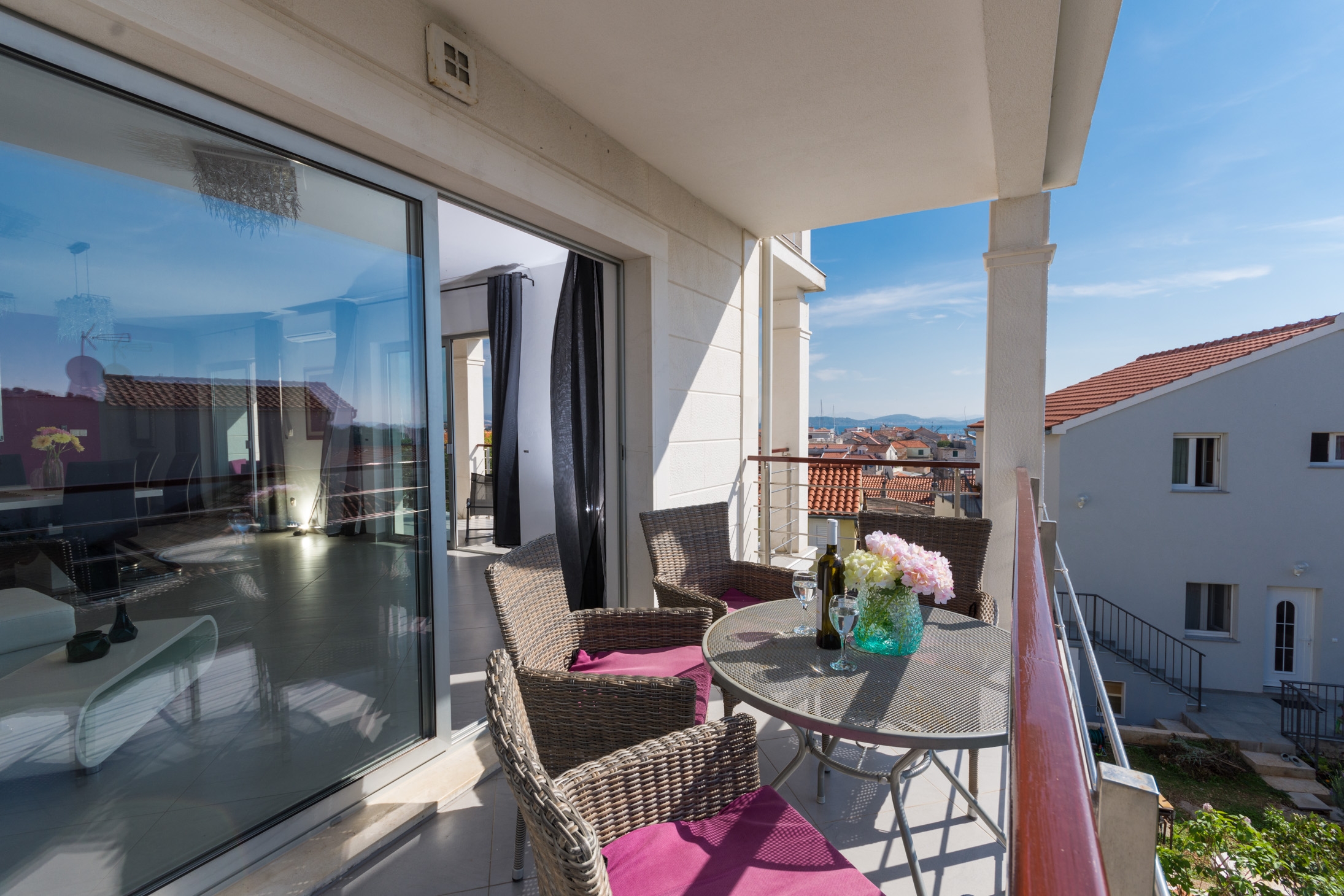 Dvosobni apartman s terasom i pogledom na more Tribunj, Vodice  A-a