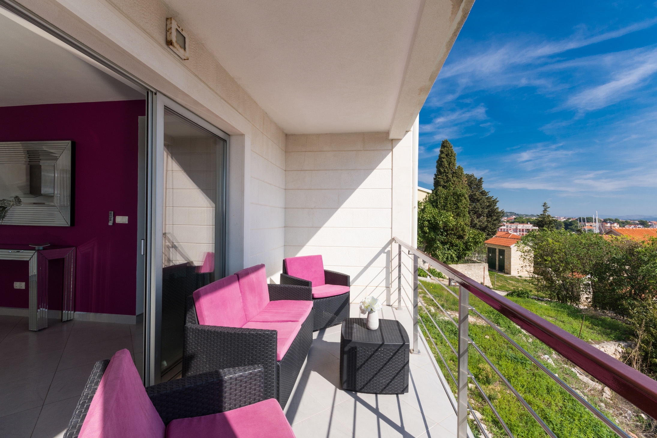 Dvosobni apartman s terasom i pogledom na more Tribunj, Vodice  A-a