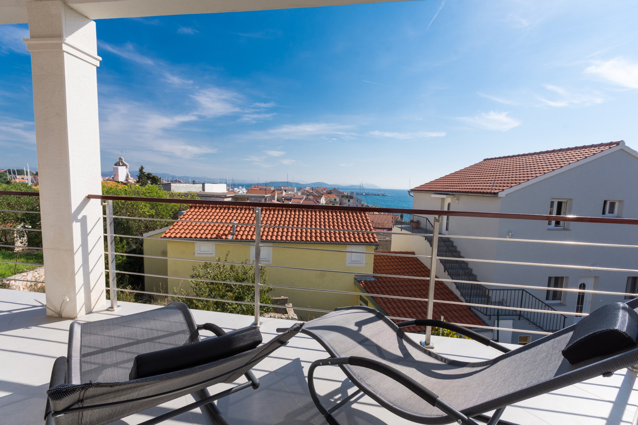 Dvosobni apartman s terasom i pogledom na more Tribunj, Vodice  A-a