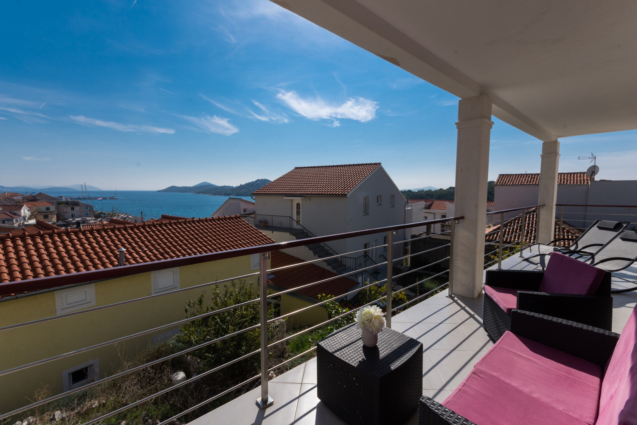 Dvosobni apartman s terasom i pogledom na more Tribunj, Vodice  A-a