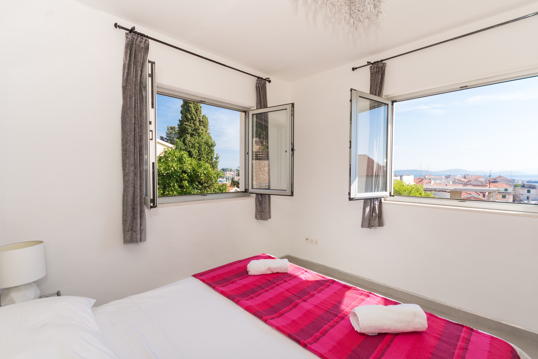 Dvosobni apartman s terasom i pogledom na more Tribunj, Vodice  A-b