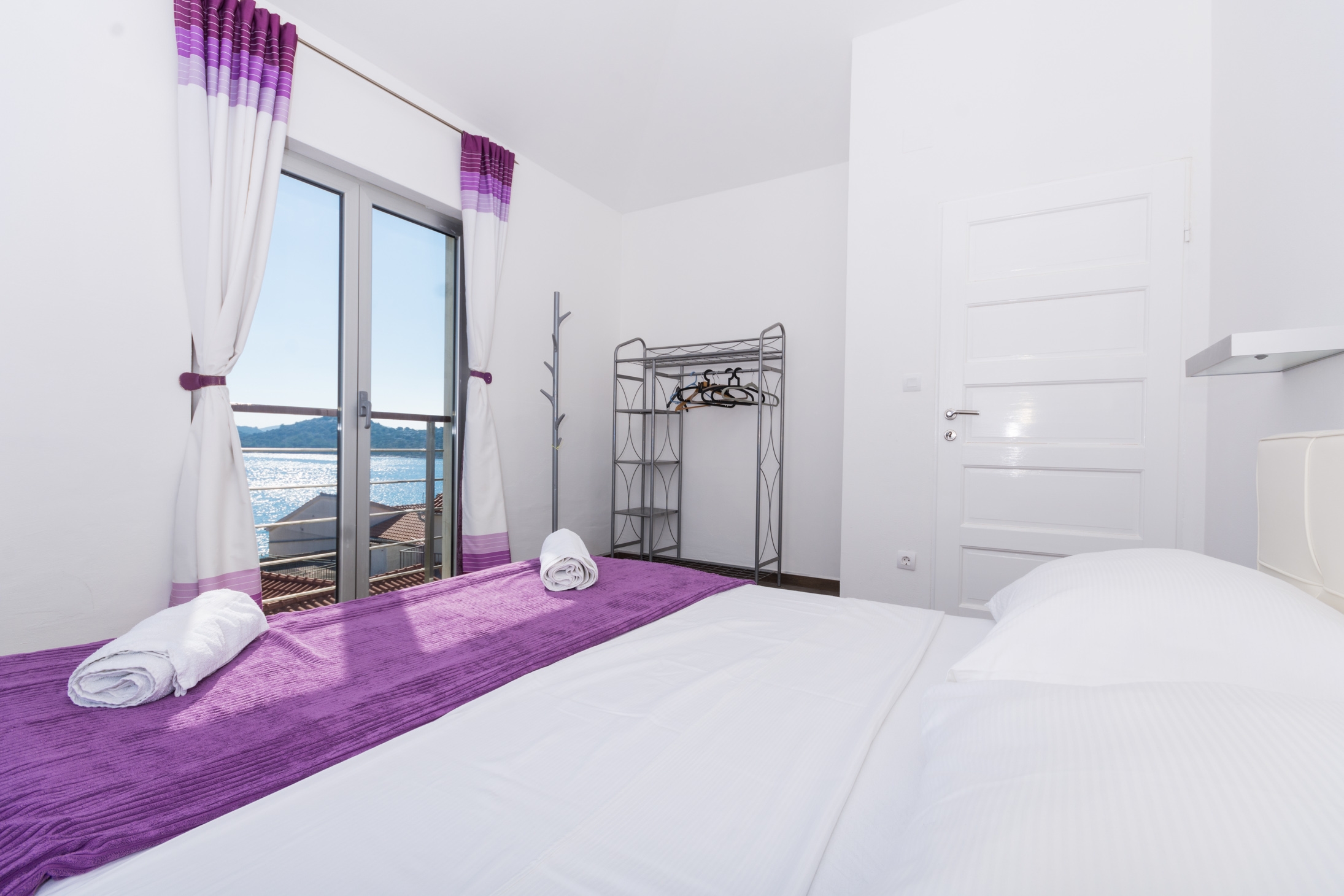 Dvosobni apartman s terasom i pogledom na more Tribunj, Vodice  A-b