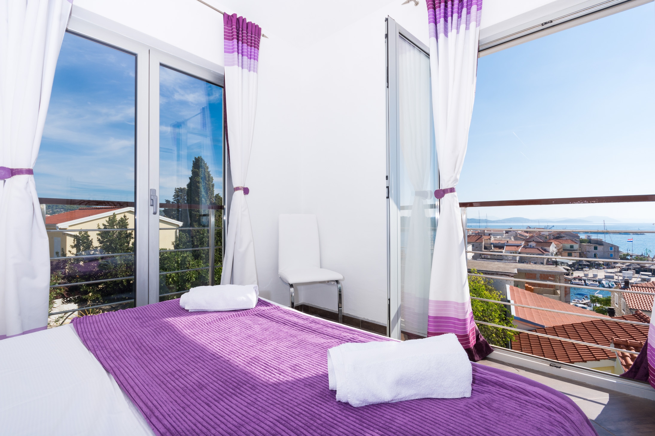 Dvosobni apartman s terasom i pogledom na more Tribunj, Vodice  A-b