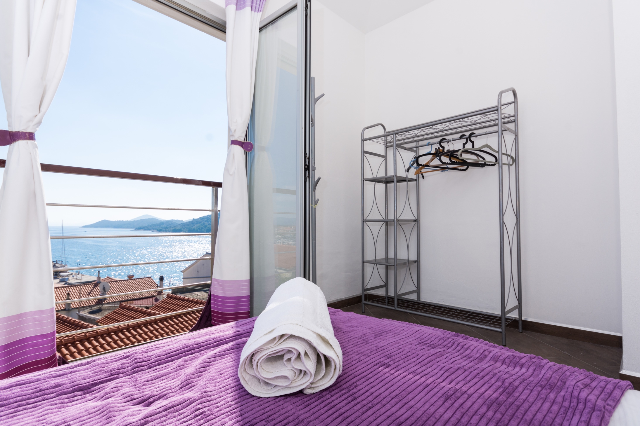 Dvosobni apartman s terasom i pogledom na more Tribunj, Vodice  A-b