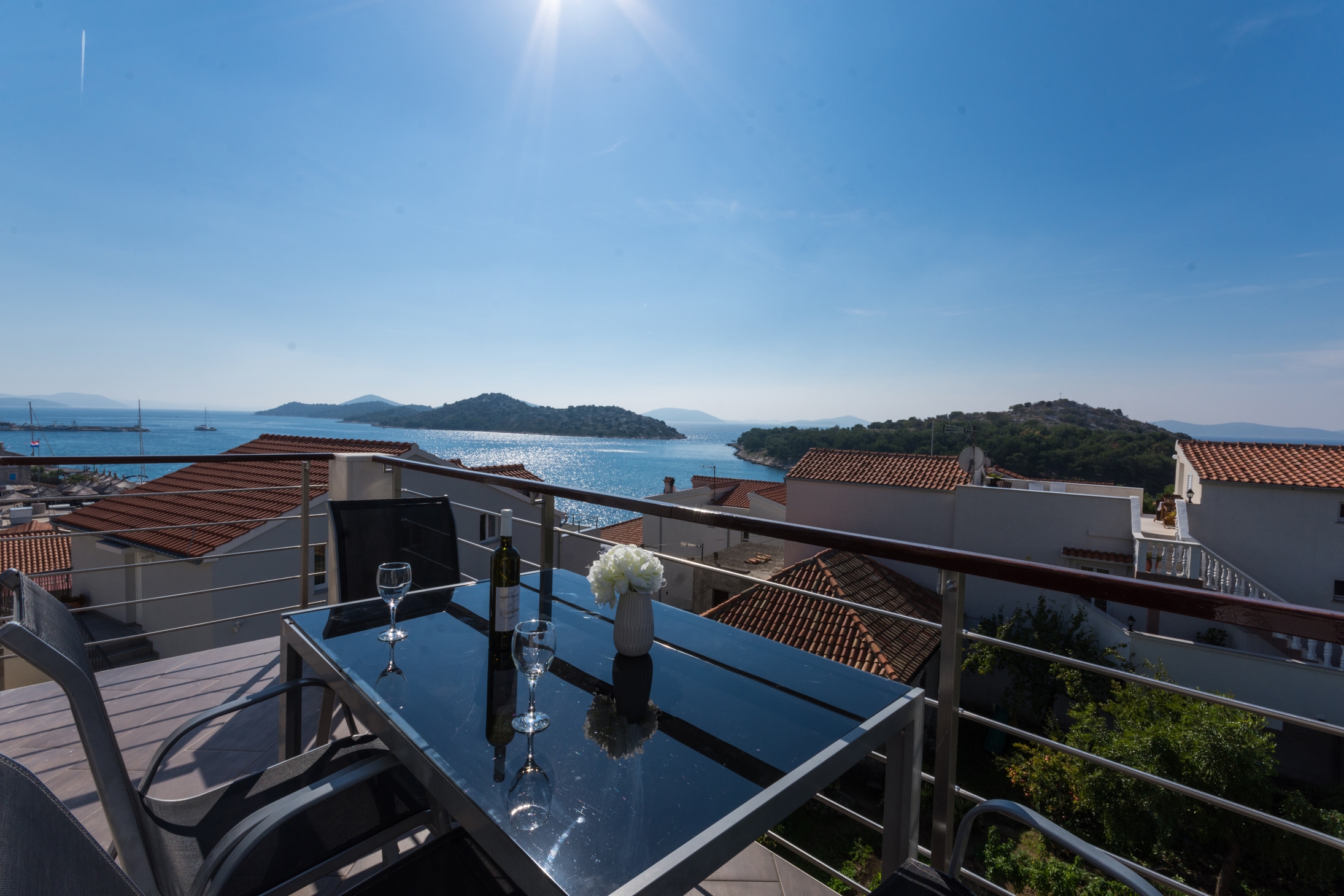 Dvosobni apartman s terasom i pogledom na more Tribunj, Vodice  A-b