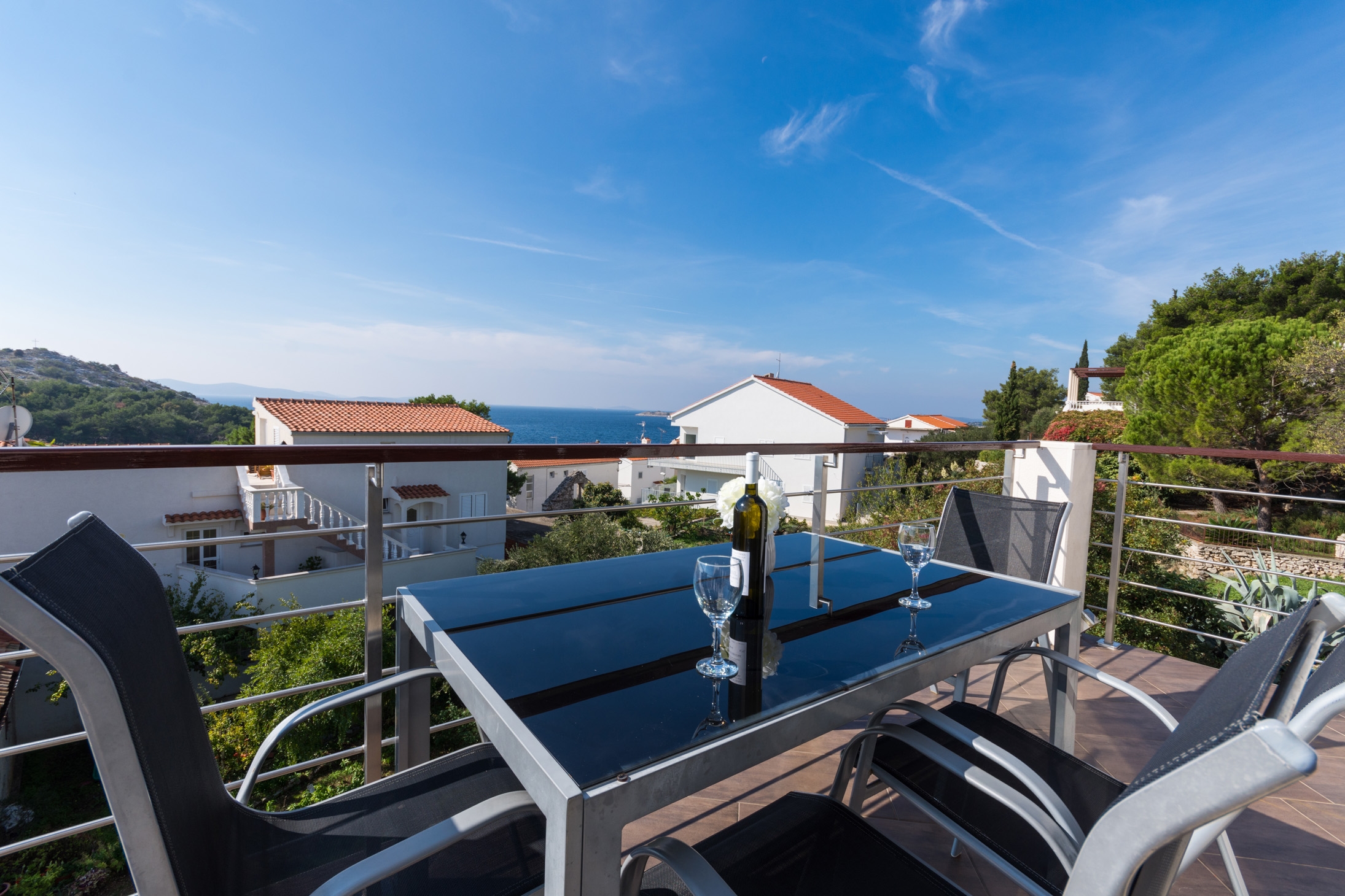 Dvosobni apartman s terasom i pogledom na more Tribunj, Vodice  A-b