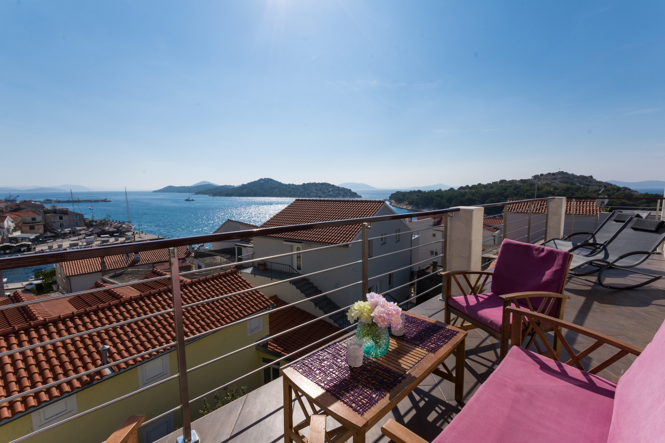 Dvosobni apartman s terasom i pogledom na more Tribunj, Vodice  A-b