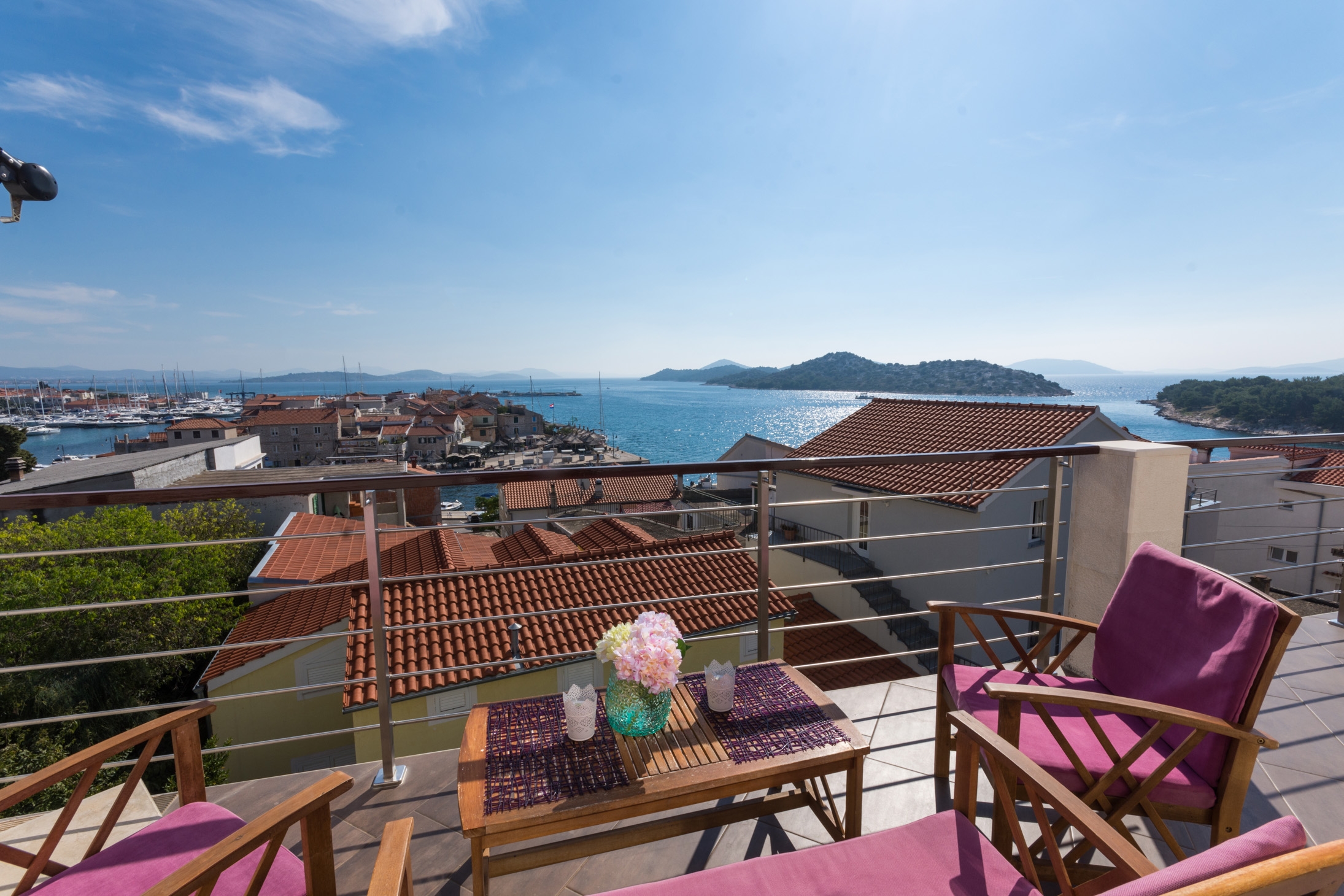 Dvosobni apartman s terasom i pogledom na more Tribunj, Vodice  A-b