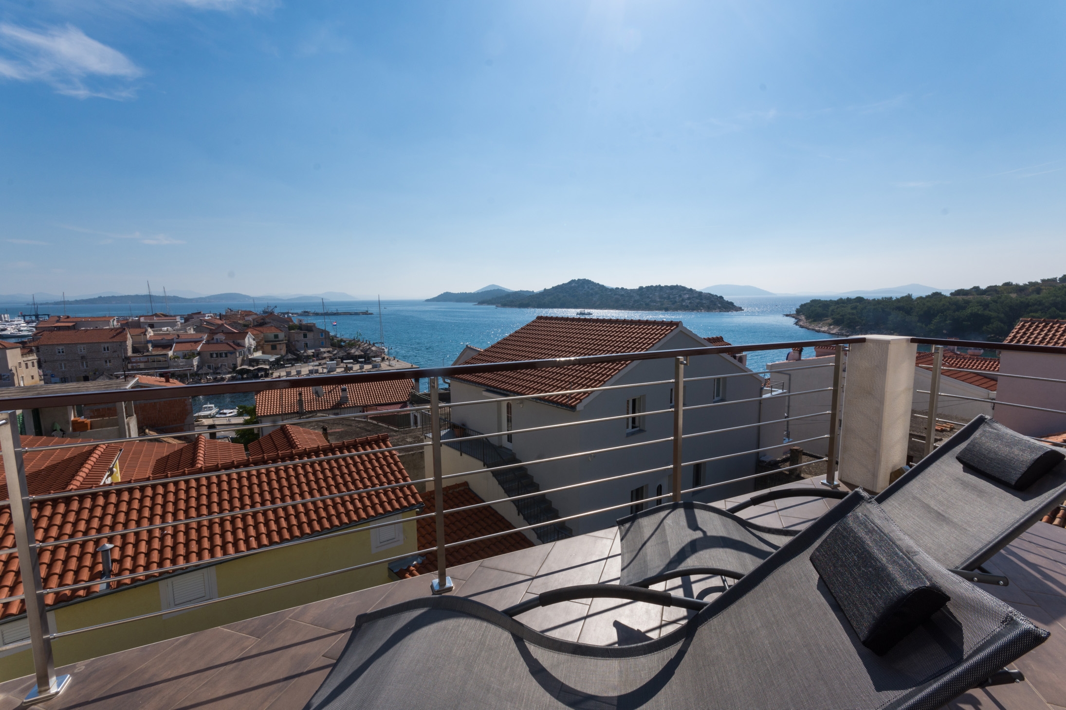 Dvosobni apartman s terasom i pogledom na more Tribunj, Vodice  A-b