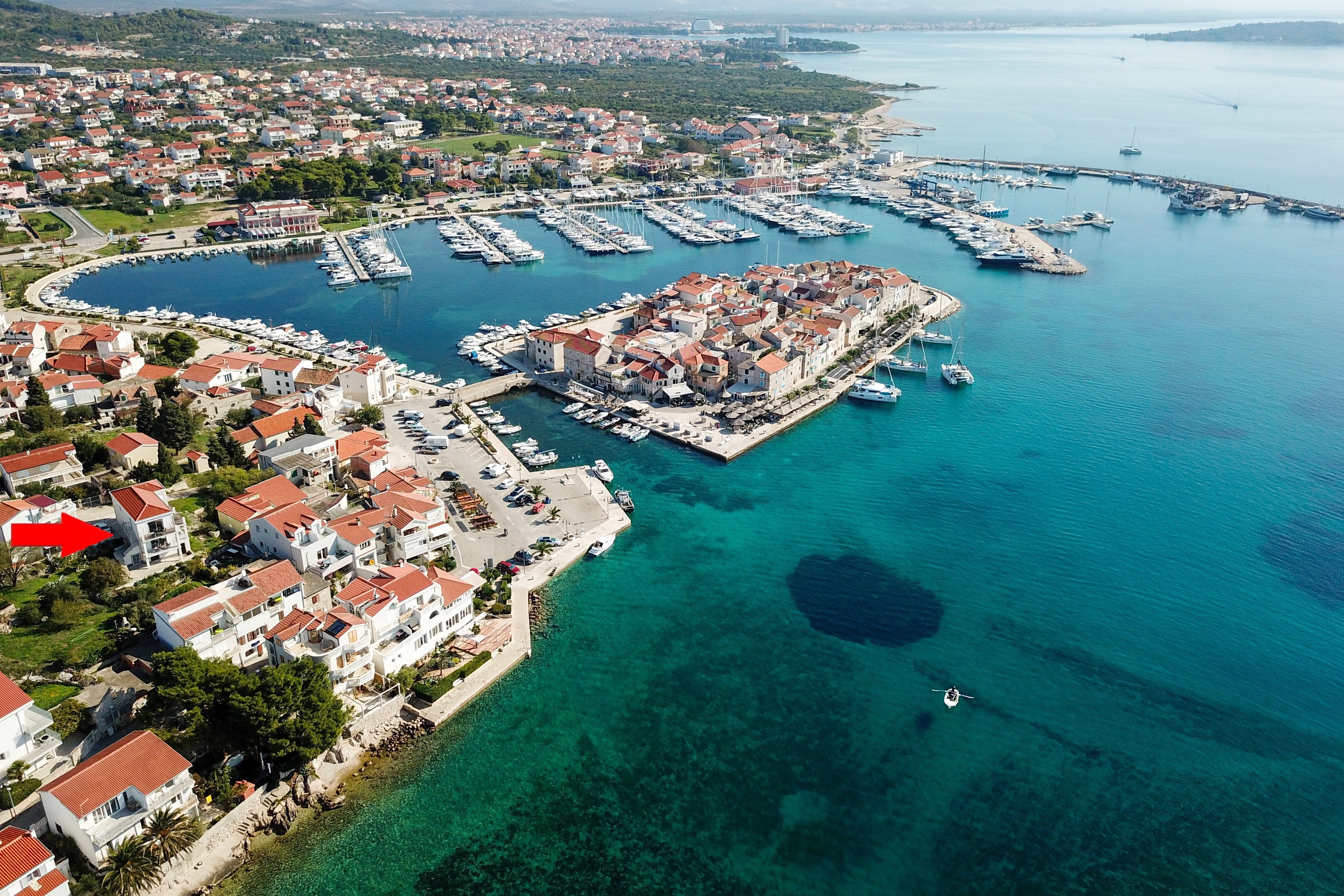 Dvosobni apartman s terasom i pogledom na more Tribunj, Vodice  A-b