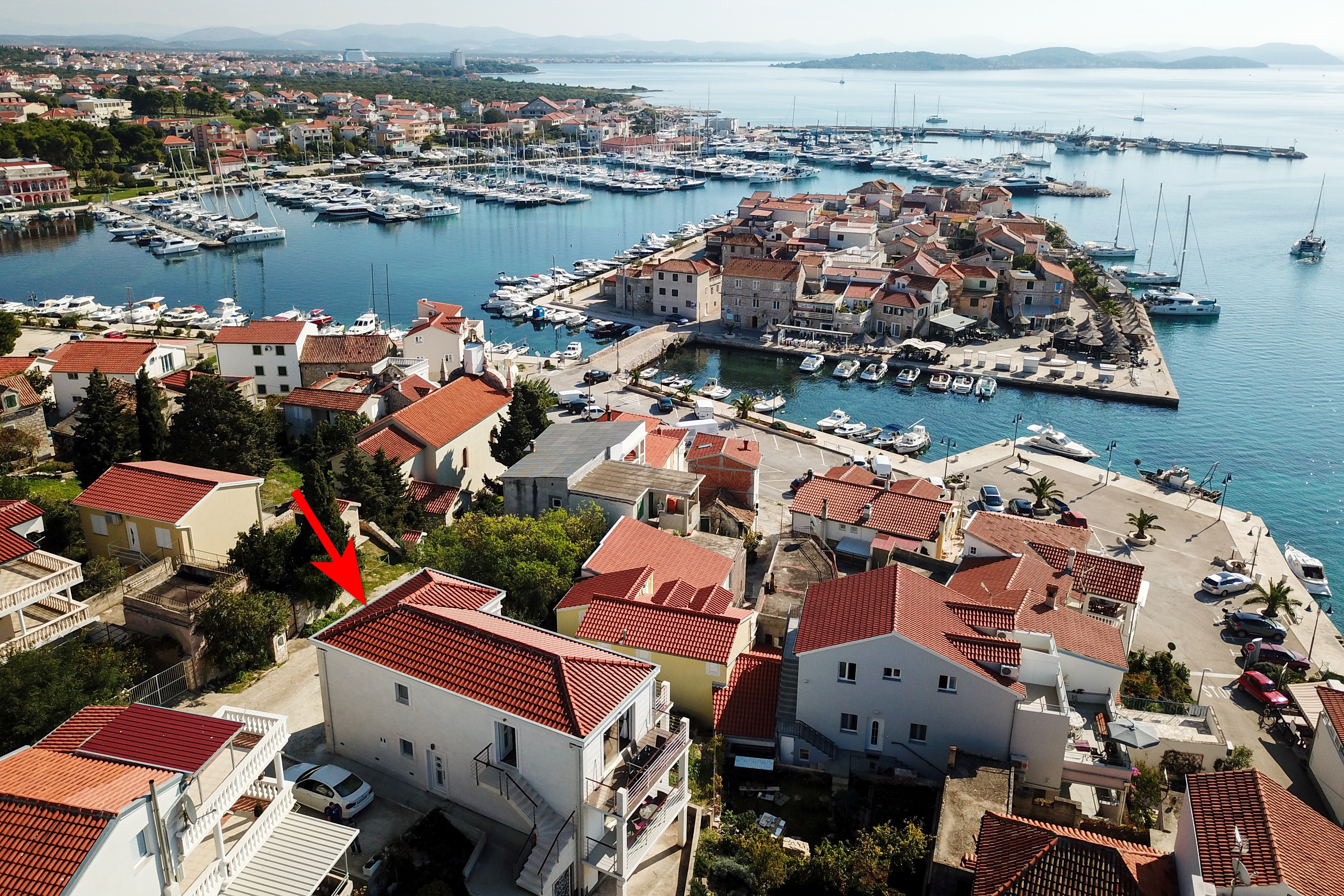 Dvosobni apartman s terasom i pogledom na more Tribunj, Vodice  A-b