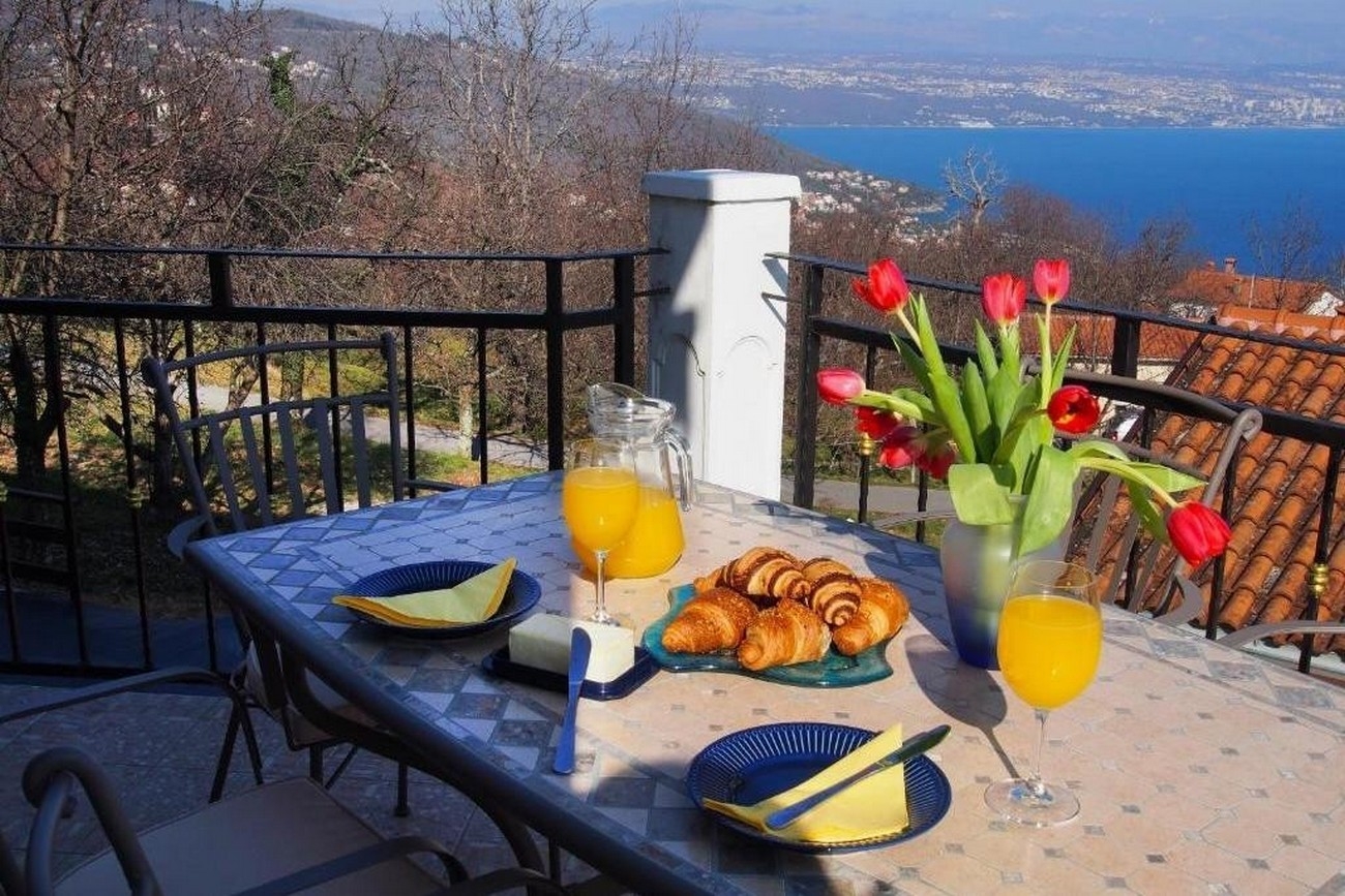 Four bedroom apartment with terrace and sea view Dobreć, Opatija  A-b