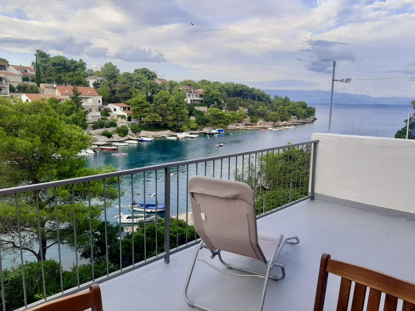 One bedroom apartment near beach Basina, Hvar (A-24120-b)