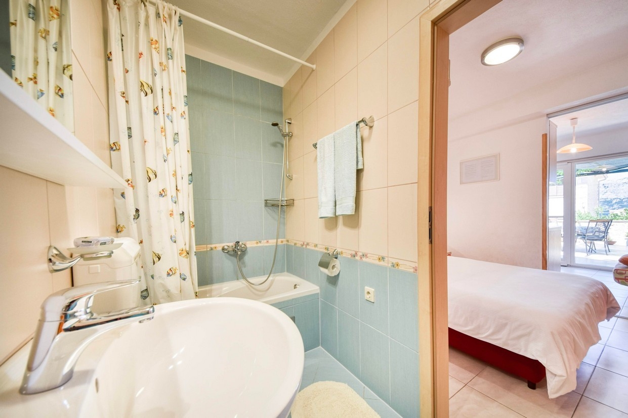 One bedroom apartment with terrace and sea view Povlja, Brač  A-a